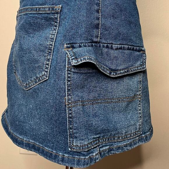 Vintage 90s blue denim mini skirt with chunky pockets - Picture 2 of 5